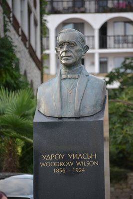 Паметник на Удроу Уилсън в Св. Влас