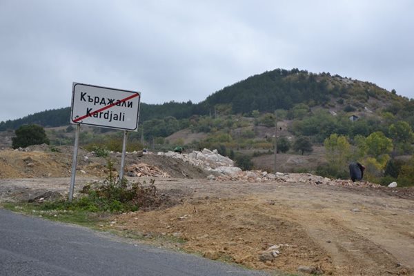 Тонове строителни отпадъци са натрупани през последните дни на изхода на Кърджали по посока село Рани лист. Снимки: Ненко Станев