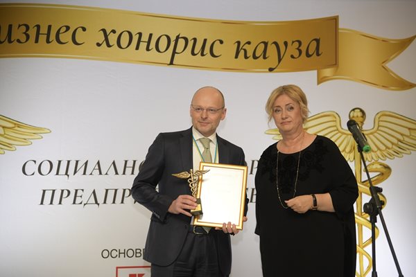 Издателят на “24 часа” Венелина Гочева отличи Тамаш Хак-Ковач, главен изпълнителен директор и председател на УС на Банка ДСК