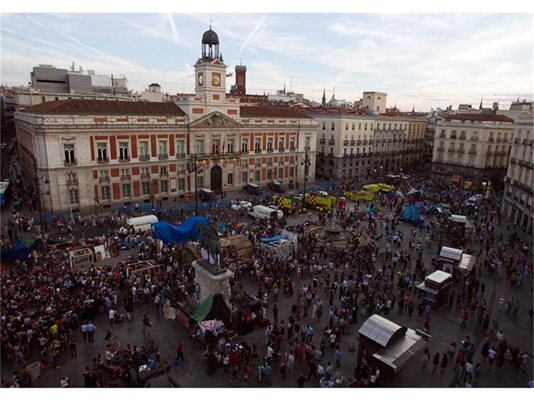 Протестите на възмутените започнаха на 15 май в Испания на мадридския площад “Пуерта дел Сол”. 
СНИМКА: РОЙТЕРС
