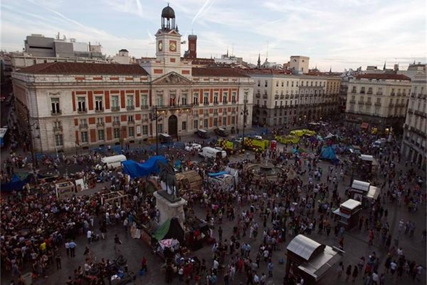 Протестите на възмутените започнаха на 15 май в Испания на мадридския площад “Пуерта дел Сол”. 
СНИМКА: РОЙТЕРС
