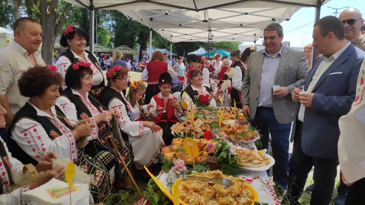 Агро министърът Иван Иванов посети кулинарните щандове на местните майсторки