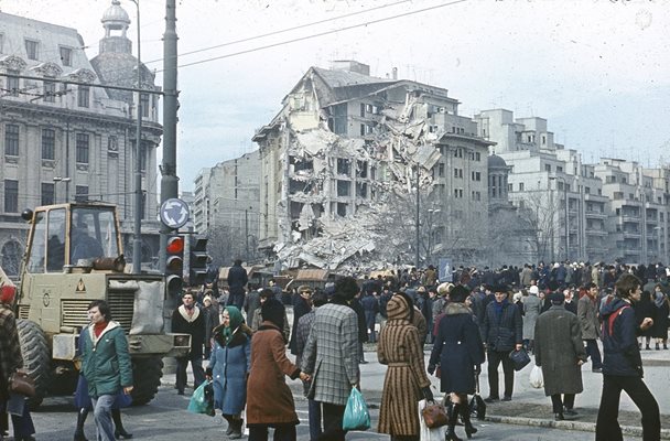 Жителите на Букурещ са излезли извън жилищата си, уплашени от труса;