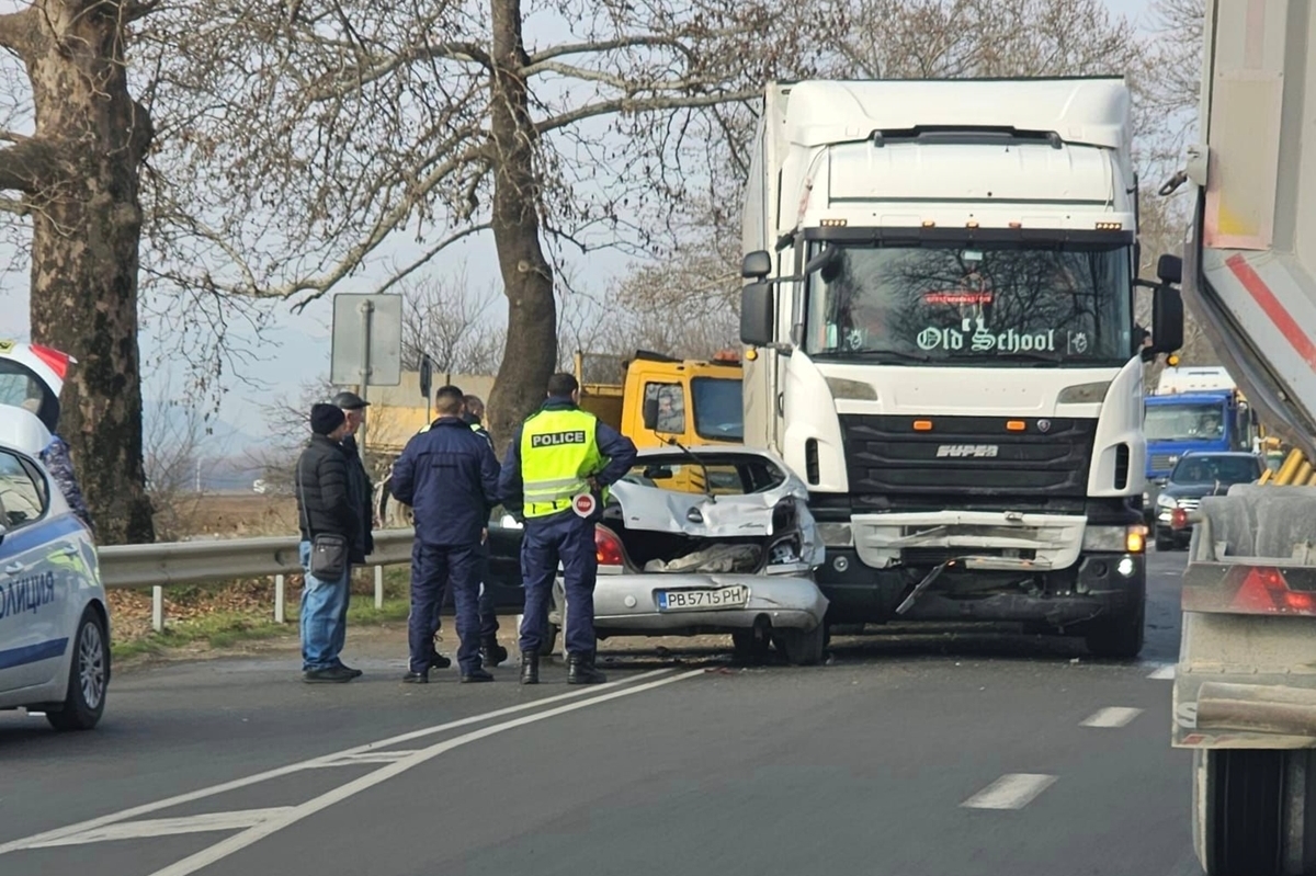 Катастрофа между тир и кола ограничава движението по пътя Пловдив-Пазарджик