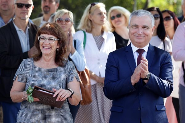 Мариела Папазова остава директор на Класическата гимназия въпреки скандалите