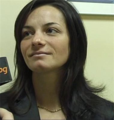 Елица Ръжева дублира Селена Гомес в “Бягството”.

