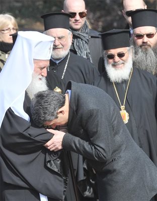 Президентът Плевнелиев пламенно разцелува новия патриарх Неофит.   сн. Владимир Стоянов