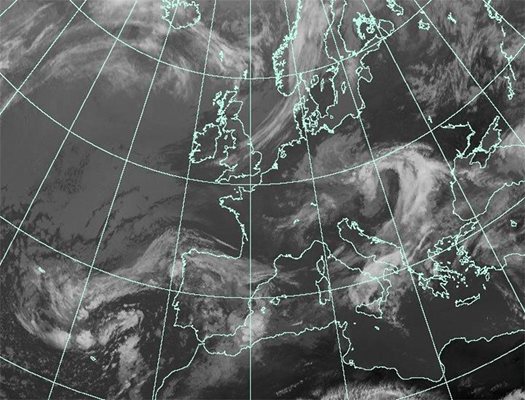 Сателитна снимка на британската метеорологична служба показва облака пепел от изригването на вулкана в Исландия.
