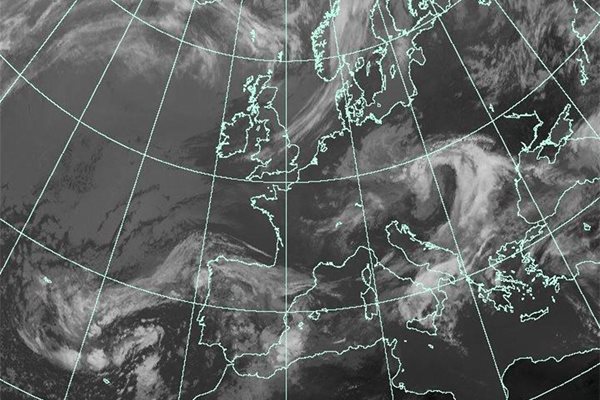 Сателитна снимка на британската метеорологична служба показва облака пепел от изригването на вулкана в Исландия.