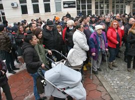 Стотици се събраха пред Второ РПУ в подкрепа на д-р Димитров.