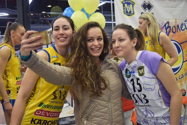 Пловдивчани окуражиха златните момичета преди решителния мач с "Уралочка" (снимки)