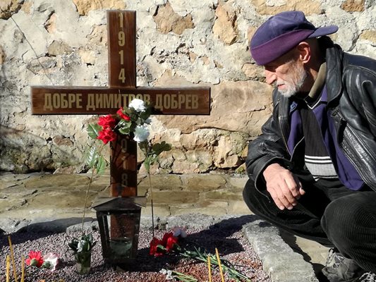 Никола свежда глава пред гроба на светеца от Байлово / Снимки: Авторът