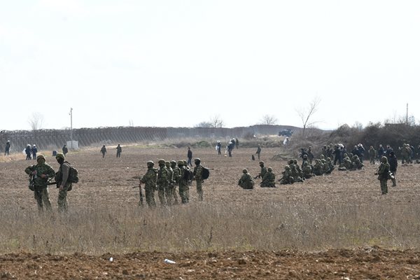 Турция: Гърция да се държи човешки с мигрантите на границата