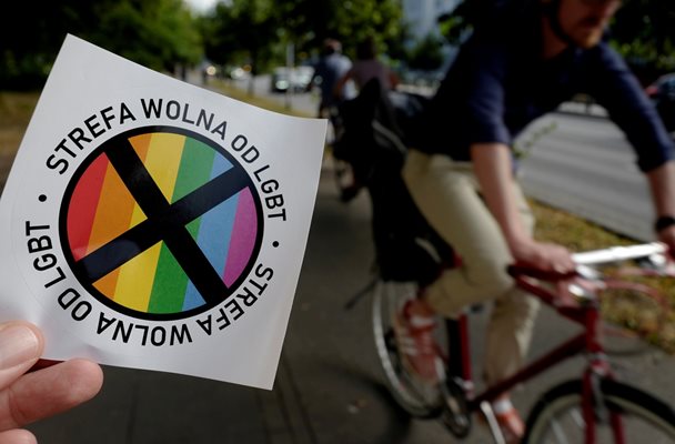 Стикери с надпис “Зона, свободна от ЛГБТ” се срещат масово в една трета от Полша.

