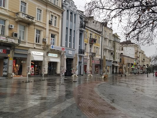 Цялата централна улица на Пловдив е пуста.