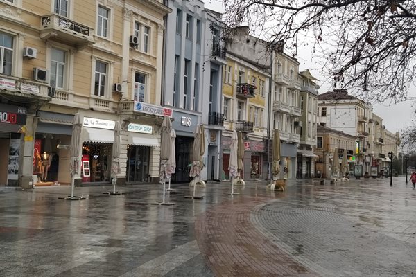 Цялата централна улица на Пловдив е пуста.
