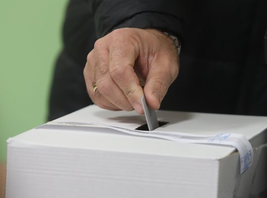 Избирател пуска разписка в изборната урна. СНИМКА: "24 ЧАСА"
