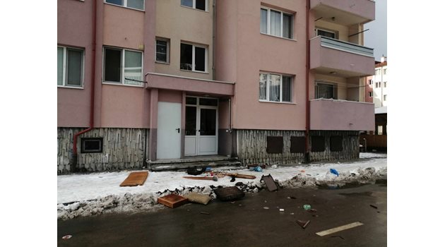 Хвърлените предмети от апартамента на братята паднали върху паркирана кола пред жилищния блок в девински квартал "Врътлек".