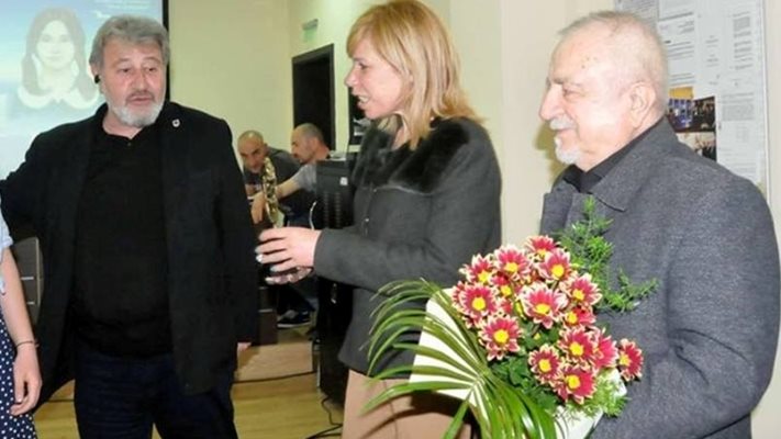 Ваньо Вълчев (вдясно)  с награда от дейци в Бургас за принос към града
Снимка: Архив