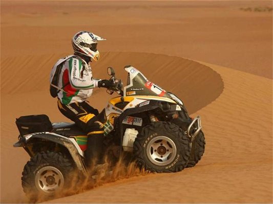 Пилотът на “Зундерт Екстрийм” Петър Ценков завърши втори при битката с АТВ-та в Мароко в първото си състезания в пустинята.
СНИМКИ: “24 ЧАСА”