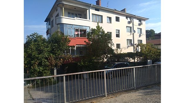 Бебето е паднало от втория етаж на тази коопераця в Пловдив
