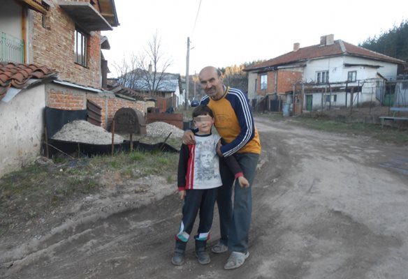 Георги със сина сина си в селото