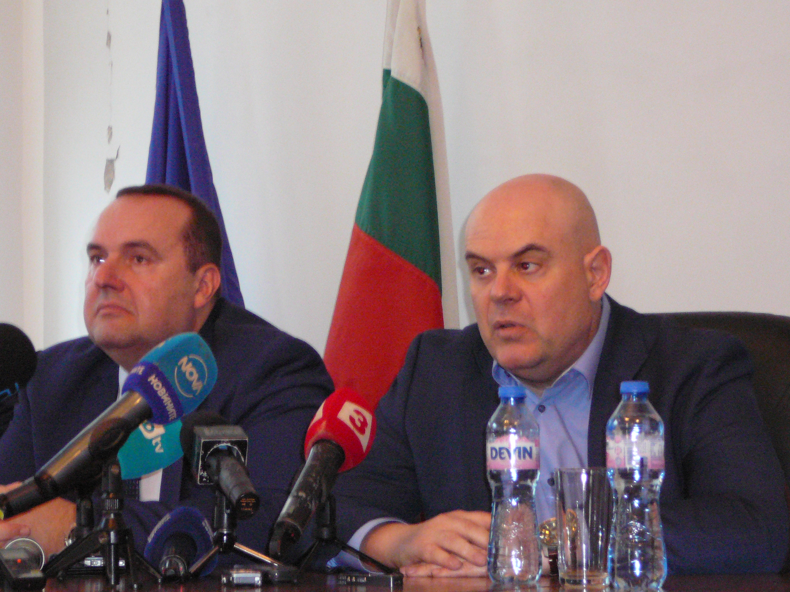 Главният прокурор Иван Гешев и окръжният прокурор Десислав Начков(вляво) на пресконференцията във Враца. Снимка на автора.