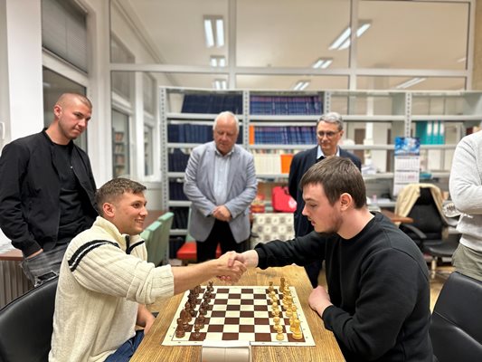 Победителят в турнира Йордан Радев (вляво)срещу
втория призьор Атанас Александров.