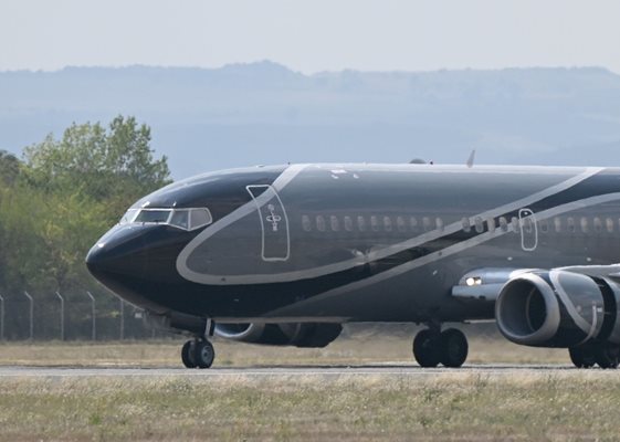 “Аякс” пристигна в България с огромен самолет.