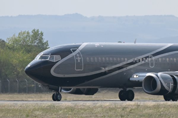 “Аякс” пристигна в България с огромен самолет.