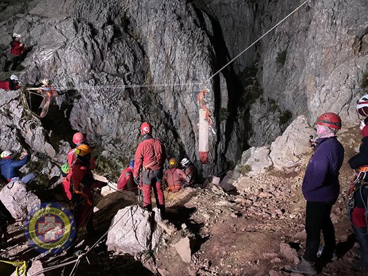 Гръмотевичната буря през последния ден принуди спасителите да форсират изваждането на Марк Дики.