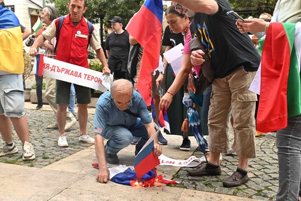 Mass burning of Russian flags in Sofia