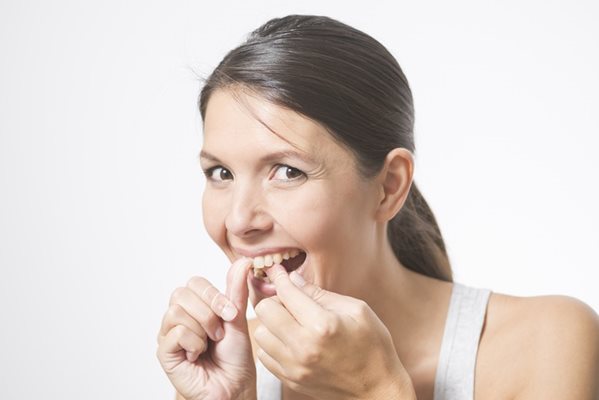 Почистването на зъби с конец е един от навиците, които добавят още години към живота ви.