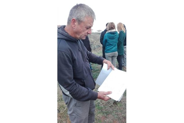Петко Горанов показва подписката до областния управител Снимки: Авторът