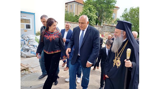 Лидерът на ГЕРБ, придружен от владиката Николай и Росица Кирова посетиха новия параклис.