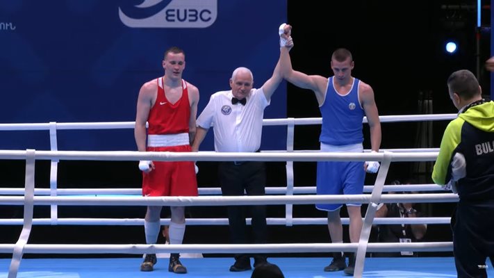 Кристиян Николов вече е на четвъртфинал на европейското по бокс в Ереван. 