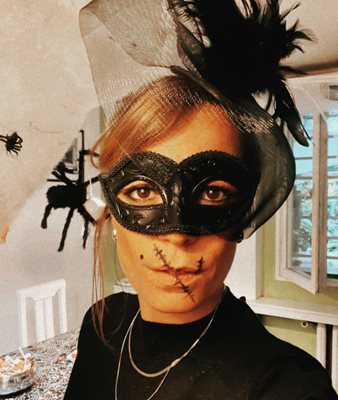 Актрисата Силвия  Петкова  с ефектен грим и маска.