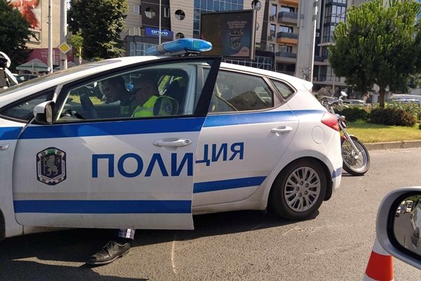 Патрулка е на мястото на катастрофата с мотора, което затруднява движението на кръговото кръстовище в Пловдив.