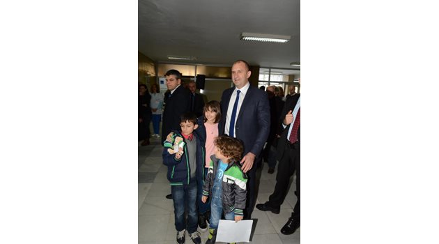 Президентът Румен Радев се снима с деца от Стара Загора, за лечението на които е помогнало миналогодишното издание на "Българската Коледа".