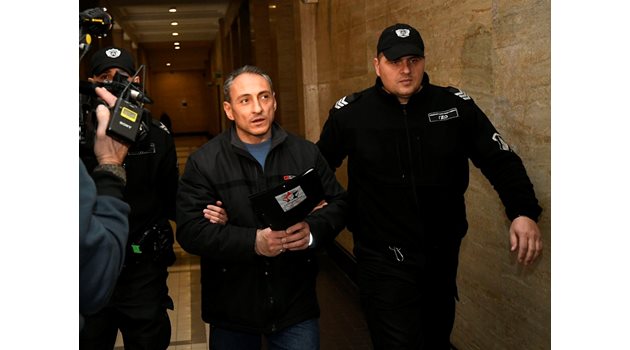 Полицаи водят Светломир Нешков - Куцара. Той е осъден на 29 г. и 11 месца затвор за различни престъпления.