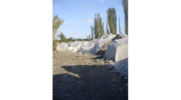 Неопасните битови отпадъци, складирани край "Брикел", били към 3500 тона. За гълъбовци техният произход е неизвестен.