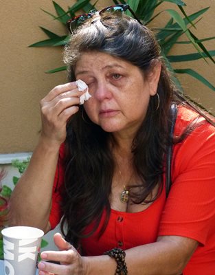Розанджела не може да сдържа сълзите си, докато разказва за раздялата с децата си.

СНИМКА: РУМЯНА ТОНЕВА
