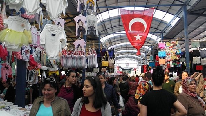 Турските пазари привличат българи с ниските си цени