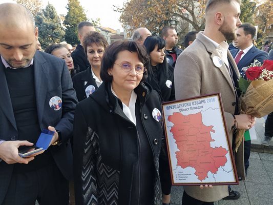 Пловдивската шефка на БСП Димитрина Вакрилова показва червената карта от президентския вот през 2016 г.