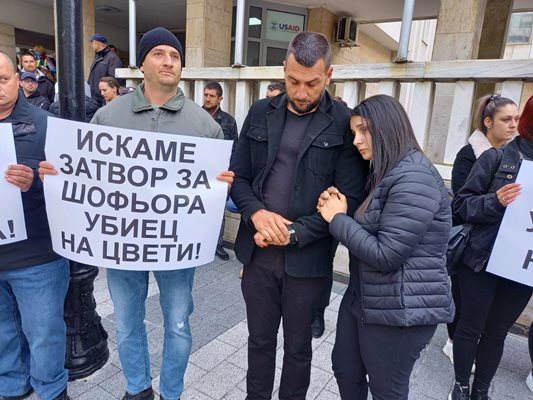 Сломените родители Ивелина и Станимир Станеви на протеста пред съда в Пловдив.