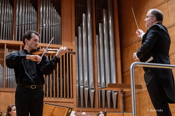 Виртуозният цигулар Светлин Русев свири в памет на големия Александър Райчев