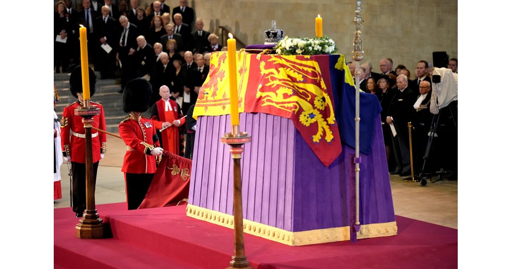 The bagpiper who woke Elizabeth II sends her away last