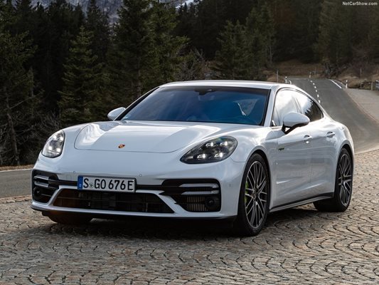 Porsche Panamera по погрешка бе предложен от китайски дилър на цена от 124 000 юана, което се равнява на 16 500 евро. СНИМКА: "ПОРШЕ"