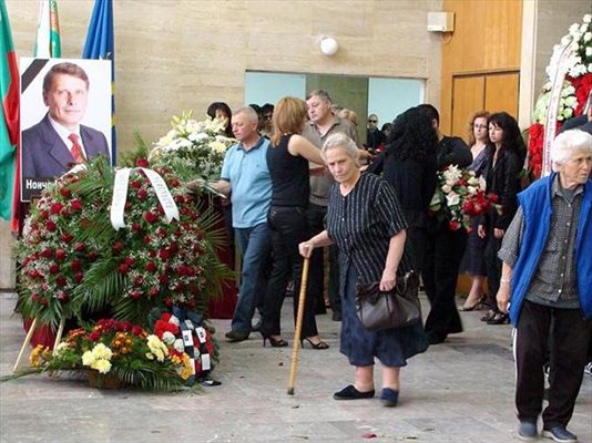 Хиляди хора почетоха паметта на кмета на Раднево Нончо Воденичаров.
СНИМКА: ПЕТЬО ТУРЛАКОВ