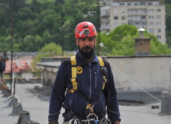 Тодор Иванов прекарва рождения си ден, докато спасява хора по време на кошмарното земетресение в Турция през февруари.